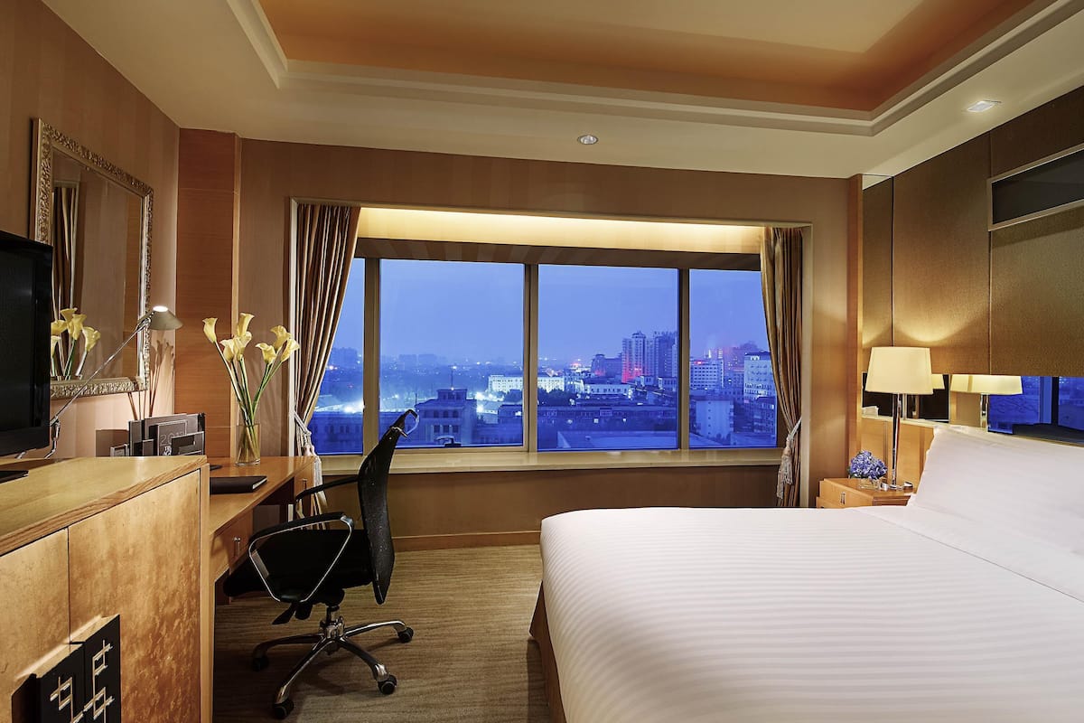 1 bedroom, premium bedding, minibar, in-room safe