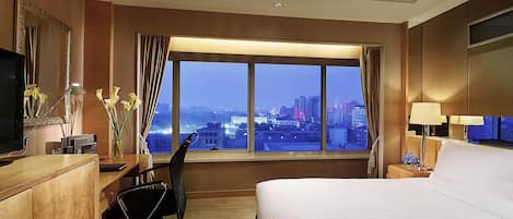 1 bedroom, premium bedding, minibar, in-room safe