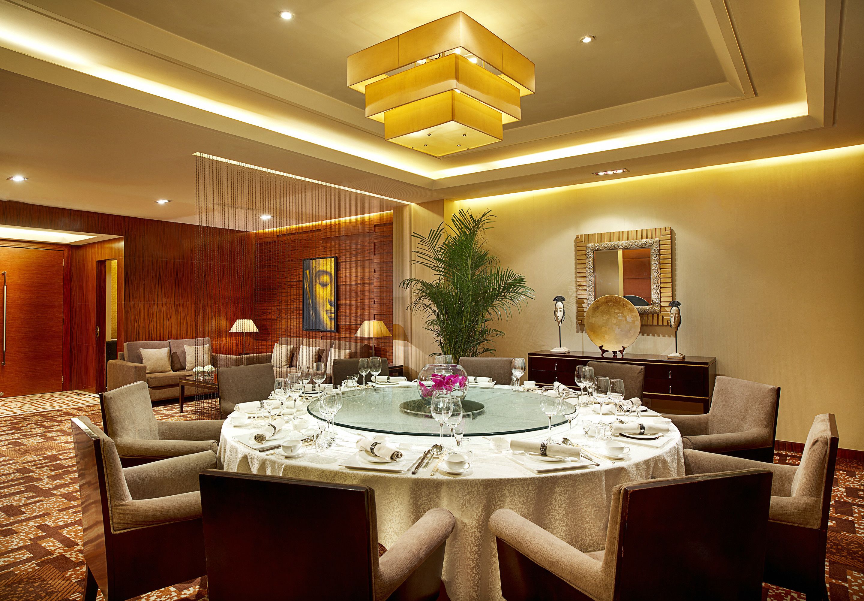 3 restaurants, breakfast served