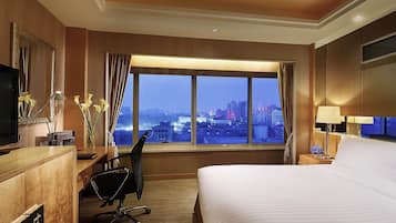 Premium bedding, minibar, in-room safe, desk