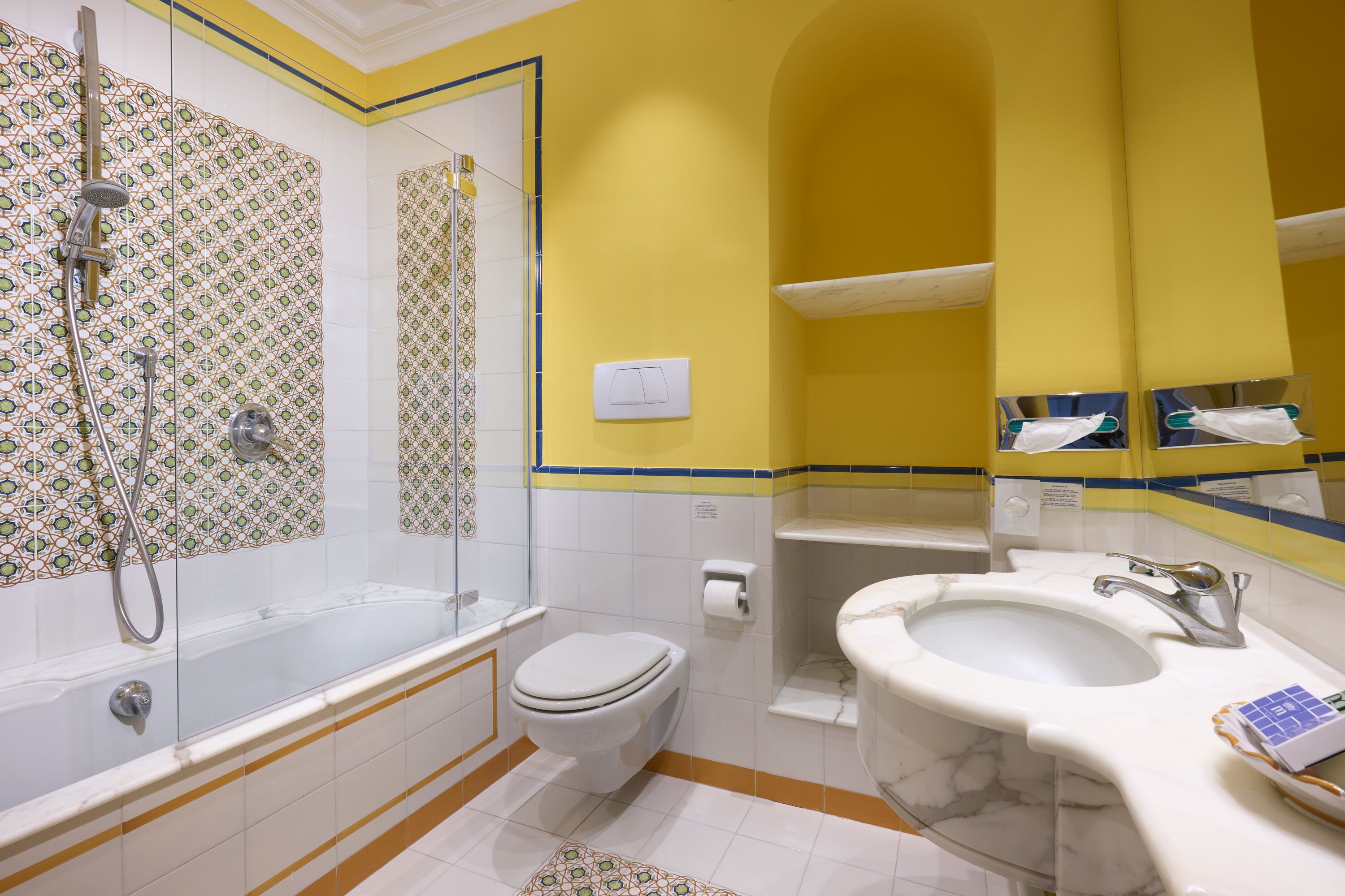 Un baño con bañera, inodoro, lavabo y ducha.