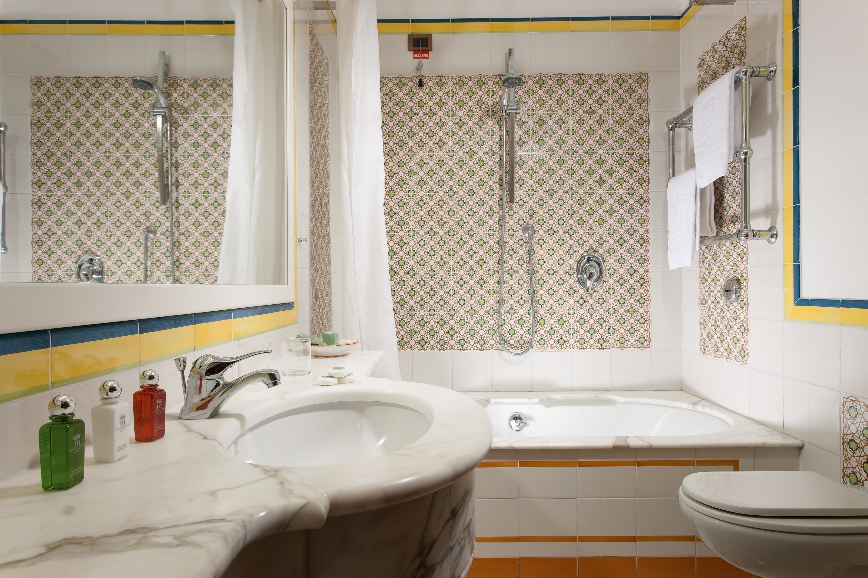 combined shower/bathtub, free toiletries, hair dryer, bidet