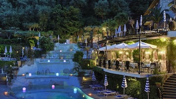 5 Außenpools, geöffnet von 10:00 Uhr bis 19:00 Uhr, Liegestühle
