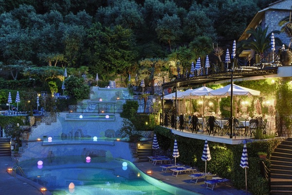 5 outdoor pools, open 10 AM to 7 PM, sun loungers