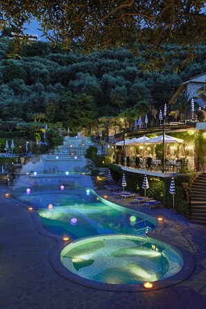 5 piscinas al aire libre (de 10:00 a 19:00), tumbonas