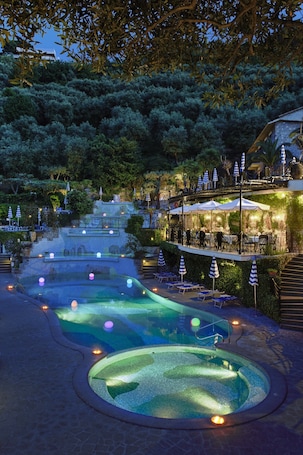 5 outdoor pools, open 10 AM to 7 PM, sun loungers