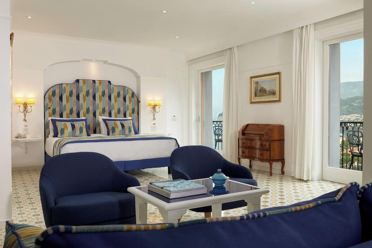Suite, Partial Sea View | 低過敏寢具、迷你吧、客房內保險箱、書桌