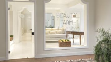 Couples treatment rooms, body treatments, hot stone massages