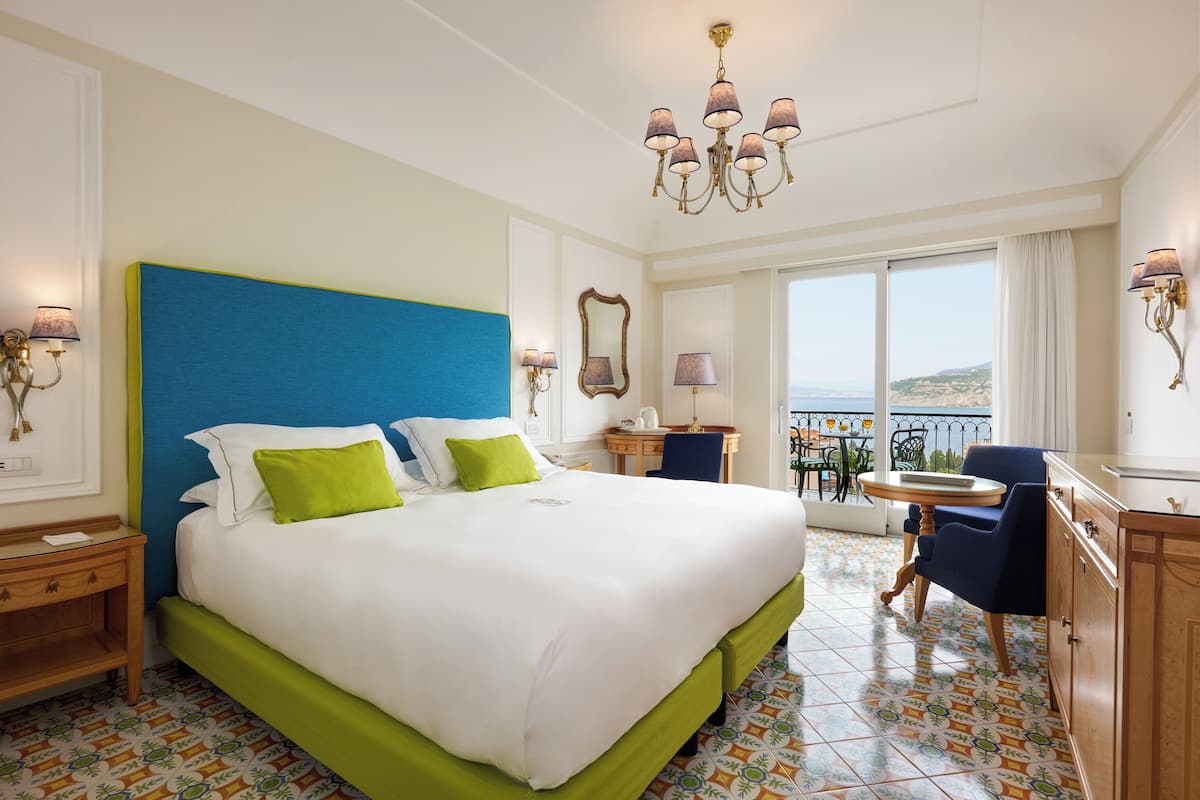 Prestige Double or Twin Room, Balcony, Sea View | Allergitestade sängkläder, minibar och värdeförvaringsskåp på rummet