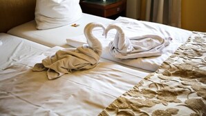 Suite | Premium bedding, minibar, in-room safe, desk - Royal Inn (Cologne)