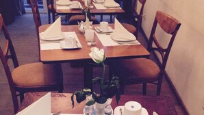 Daily continental breakfast for a fee - Royal Inn (Cologne)