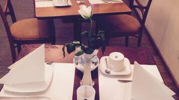 Tägliches kontinentales Frühstück (10 EUR pro Person)