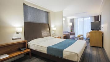 Business Suite | Minibar, in-room safe, desk, blackout drapes