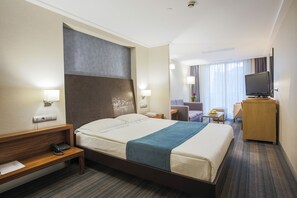 Business suite | Een minibar, een kluis op de kamer, een bureau, verduisterende gordijnen