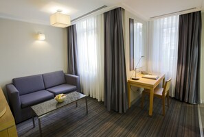 スーペリア スイート | リビングルーム | 32 インチの液晶テレビ (衛星放送視聴可)、テレビ