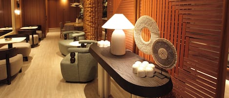 Lobby lounge