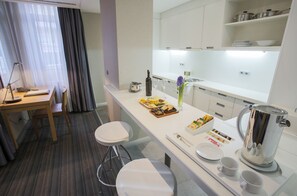 Phòng Suite Superior | Bếp riêng | Bếp nấu, ấm điện, dụng cụ nấu nướng/bát dĩa/dao nĩa 