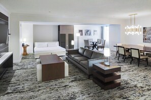 Premium bedding, in-room safe, desk, iron/ironing board