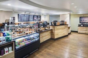 2 restauranter, der serverer morgenmad, frokost og aftensmad