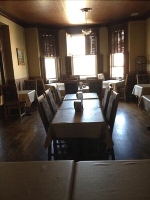 Free continental breakfast on weekends 