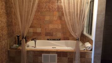 Artículos de higiene personal gratuitos, secador de pelo y toallas