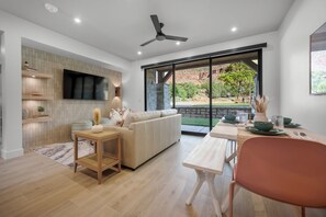 Vil·la de luxe, 1 llit de matrimoni gran i sofà llit, pati, vistes a la muntanya | Sala d'estar | Televisor intel·ligent, Netflix, Hulu i serveis de streaming 