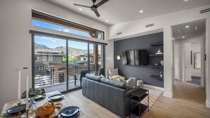 Luxe villa, 2 slaapkamers, keuken, uitzicht op bergen | Woonruimte | Een 65-inch smart-tv met digitale zenders, Netflix en Hulu