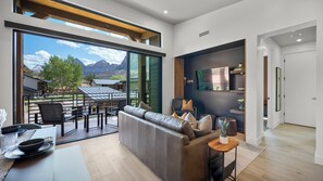 Luxe villa, 2 slaapkamers, keuken, uitzicht op bergen | Woonruimte | Een 65-inch smart-tv met digitale zenders, Netflix en Hulu