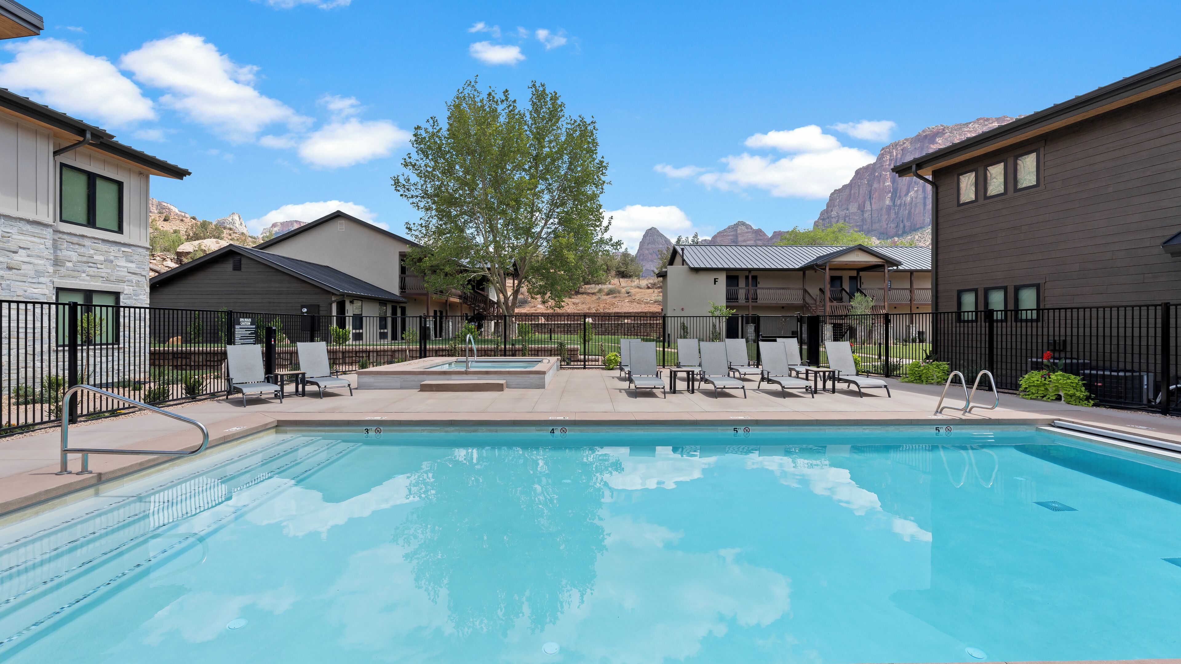 季节性开放的室外游泳池，17:00 至 21:00 开放，日光浴躺椅