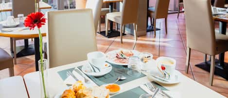 매일 뷔페 아침 식사(1인당 EUR 13)