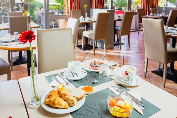 Desayuno buffet diario (EUR 13 por persona)