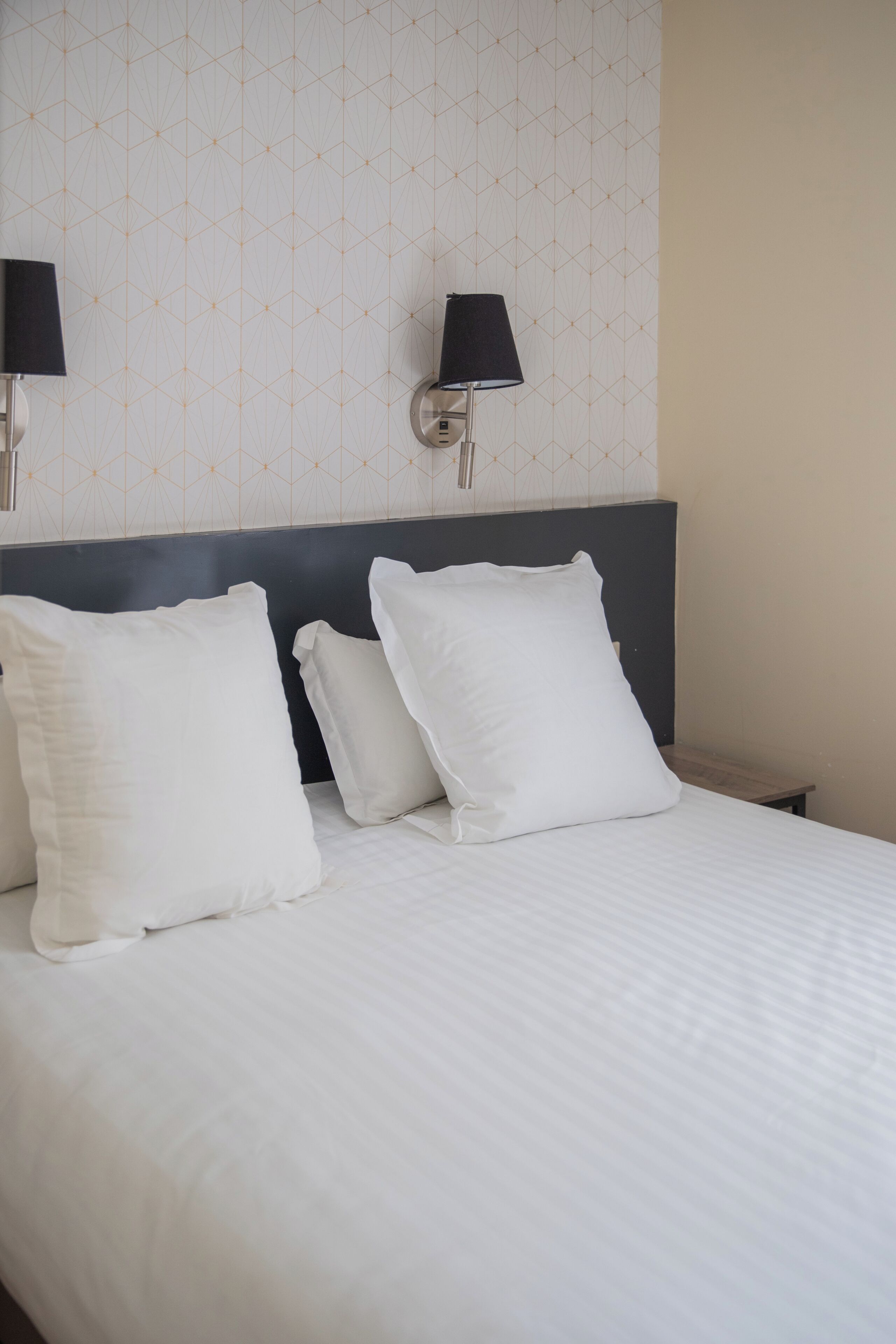 Chambre Double Standard | Literie de qualité supérieure, bureau, fer et planche à repasser