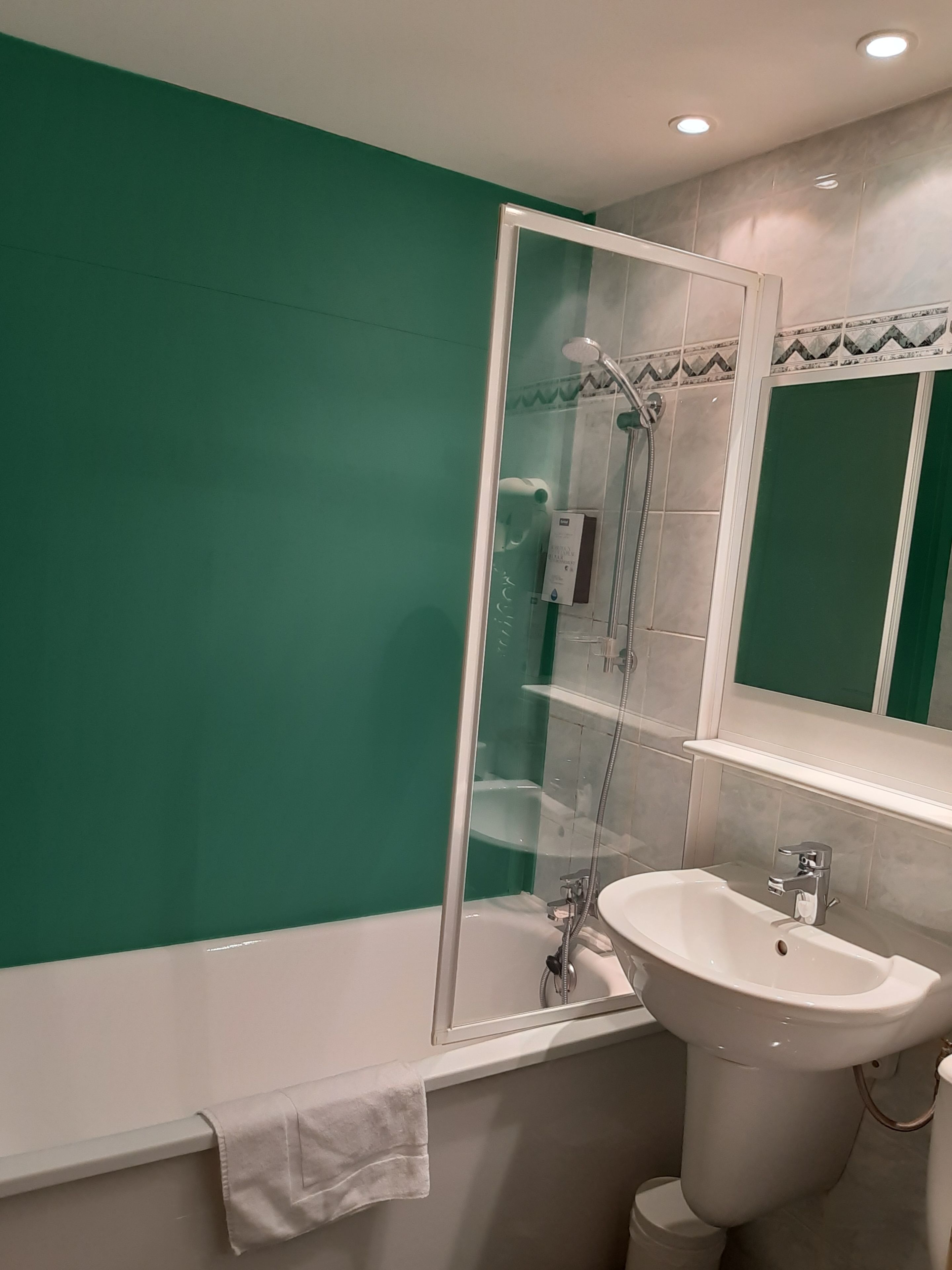 Een bad/douchecombinatie, milieuvriendelijke toiletartikelen
