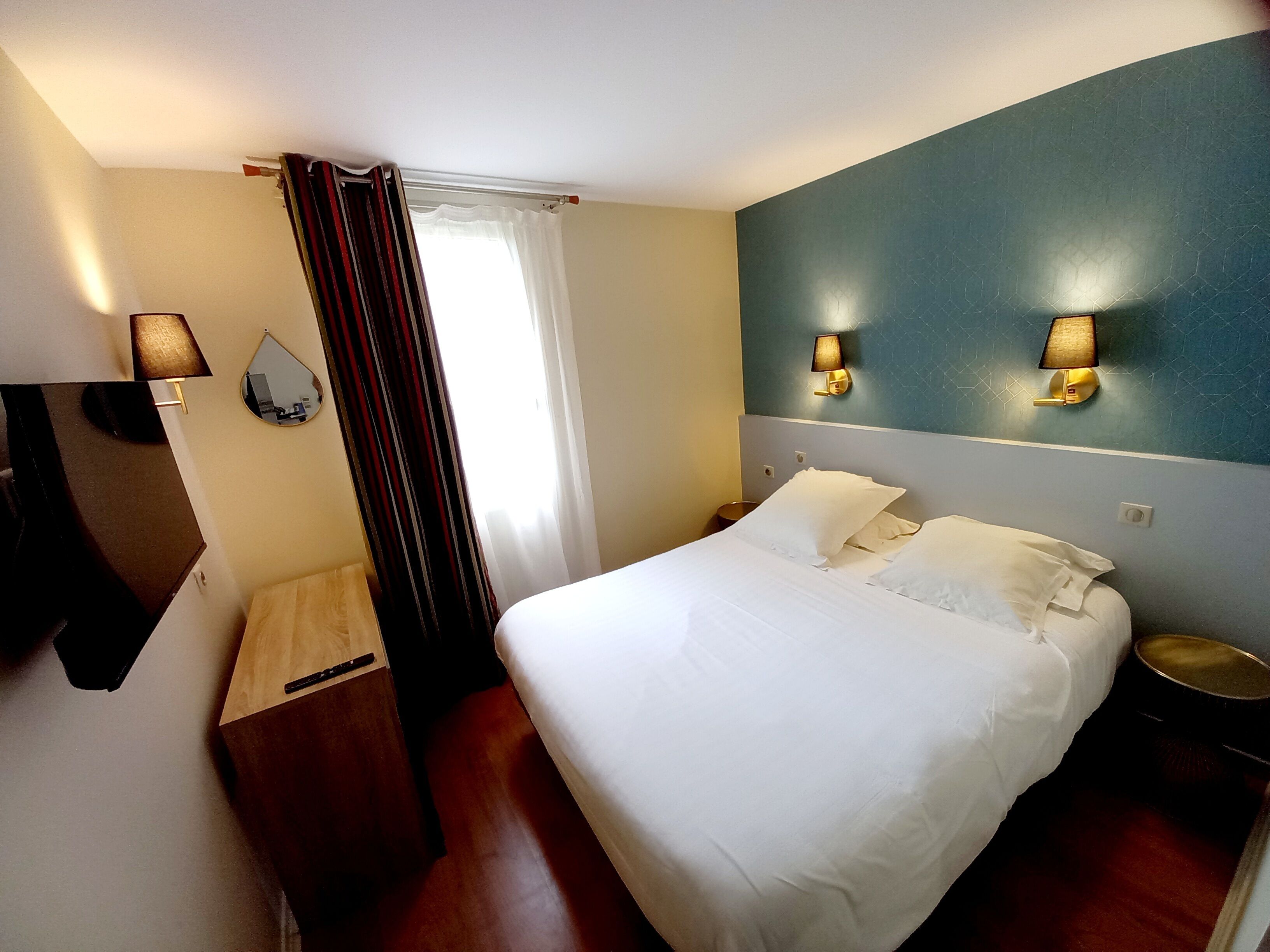 Premium bedding, desk, iron/ironing board, free cots/infant beds