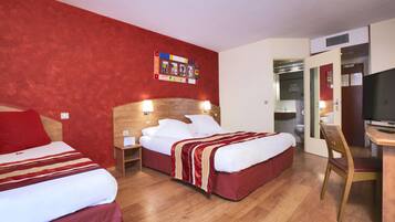 Quarto superior, várias camas | Roupas de cama premium, escrivaninha, ferros/tábuas de passar roupa