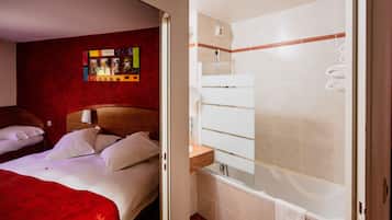 Combined shower/tub, eco-friendly toiletries, hair dryer, towels