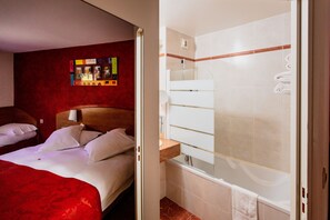 Combined shower/bathtub, eco-friendly toiletries, hair dryer, towels - Brit Hotel Nîmes Ouest (Nîmes)