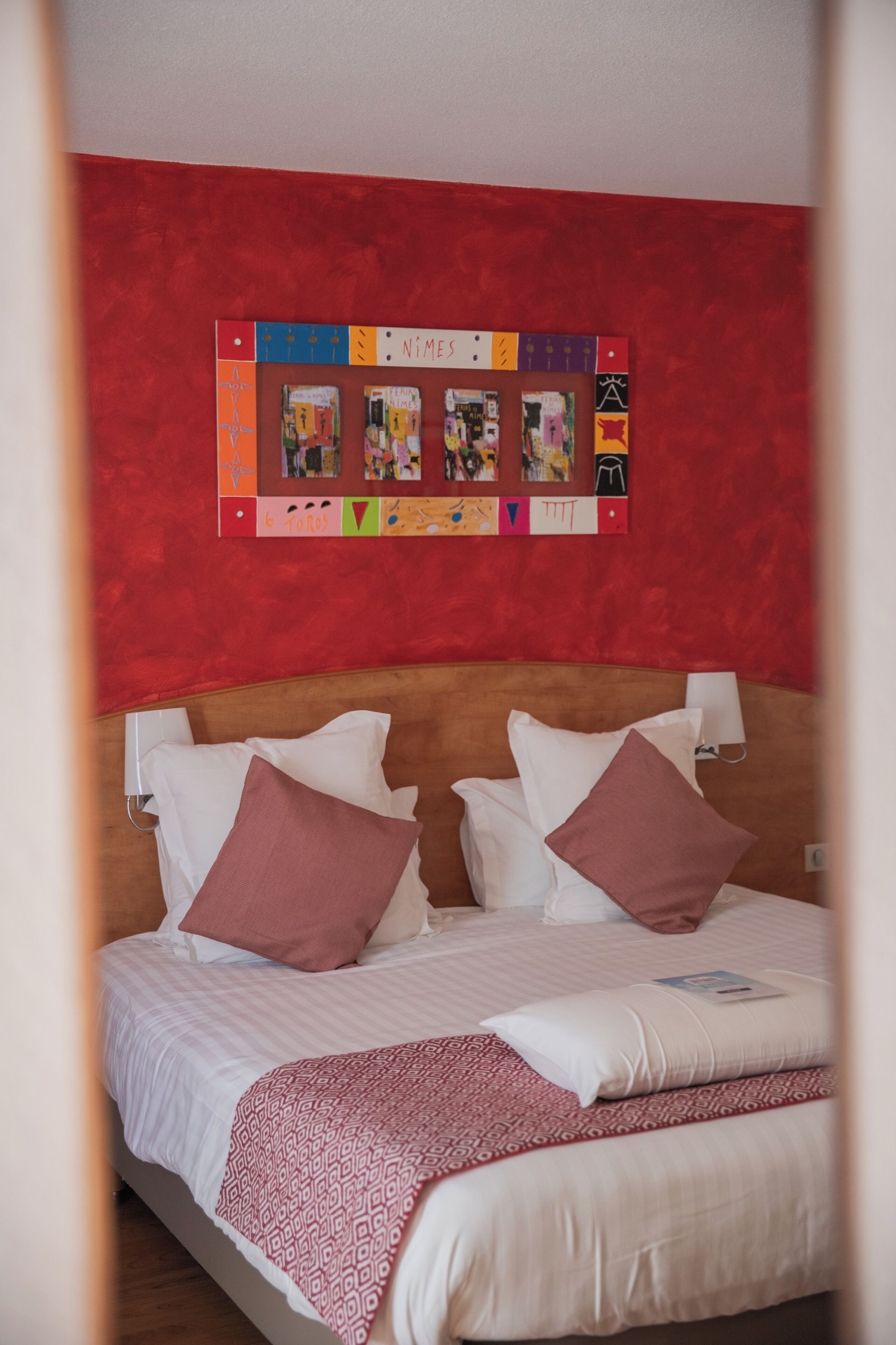 Chambre Double Supérieure | Literie de qualité supérieure, bureau, fer et planche à repasser