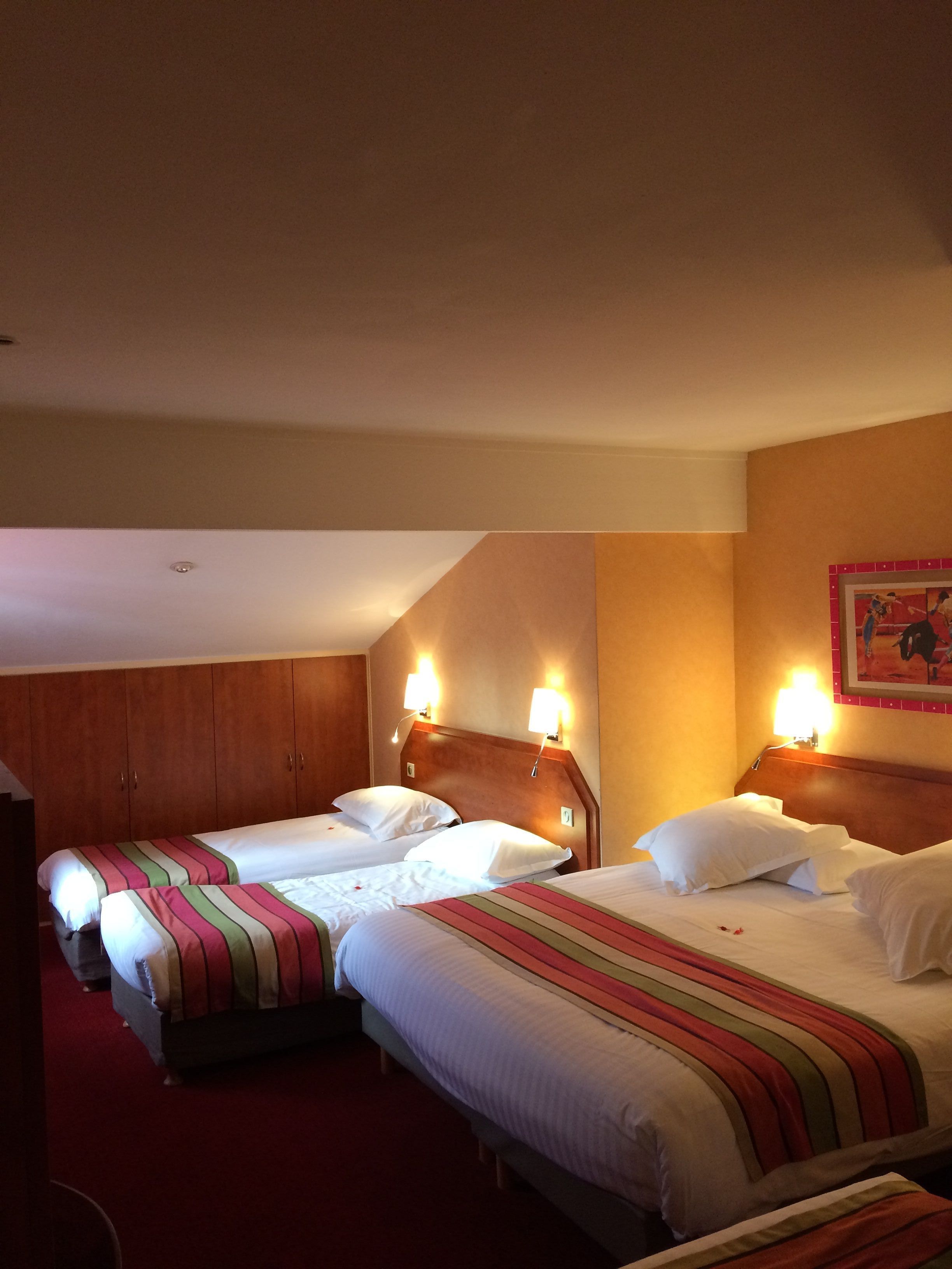 Premium bedding, desk, iron/ironing board, free cots/infant beds