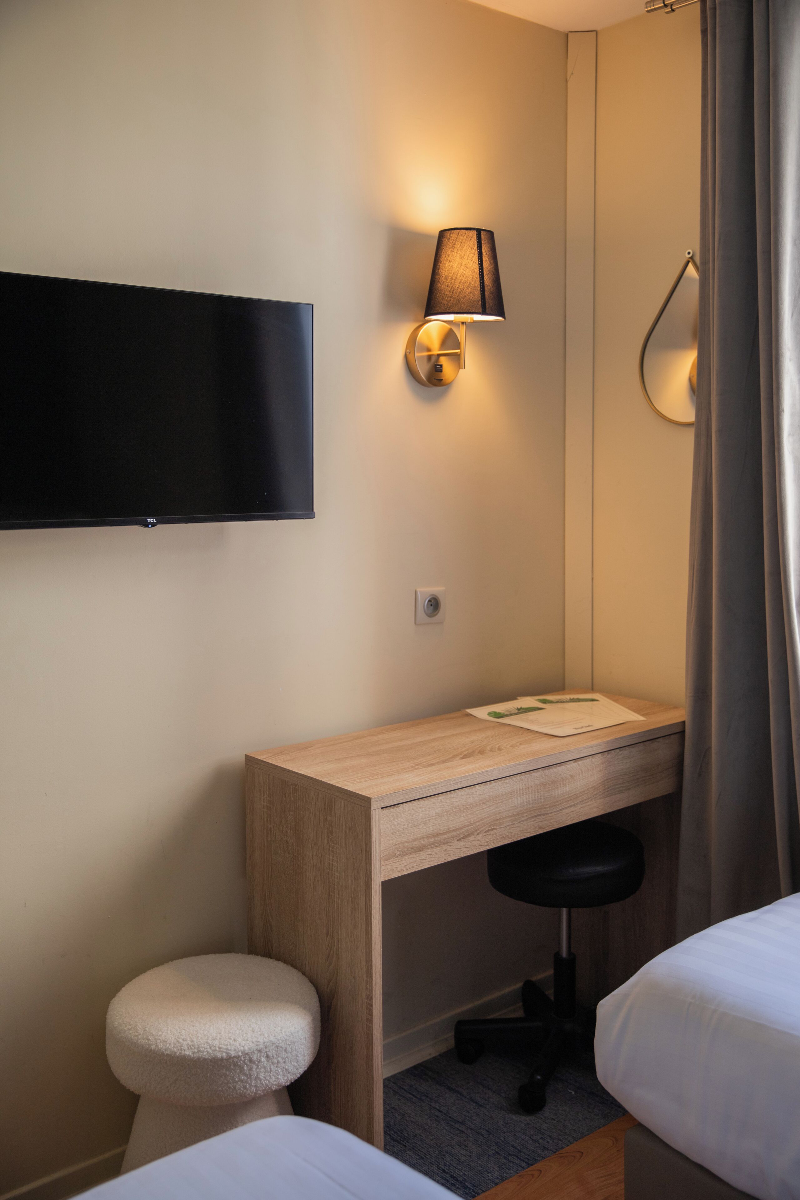 Chambre Standard avec lits jumeaux | Literie de qualité supérieure, bureau, fer et planche à repasser