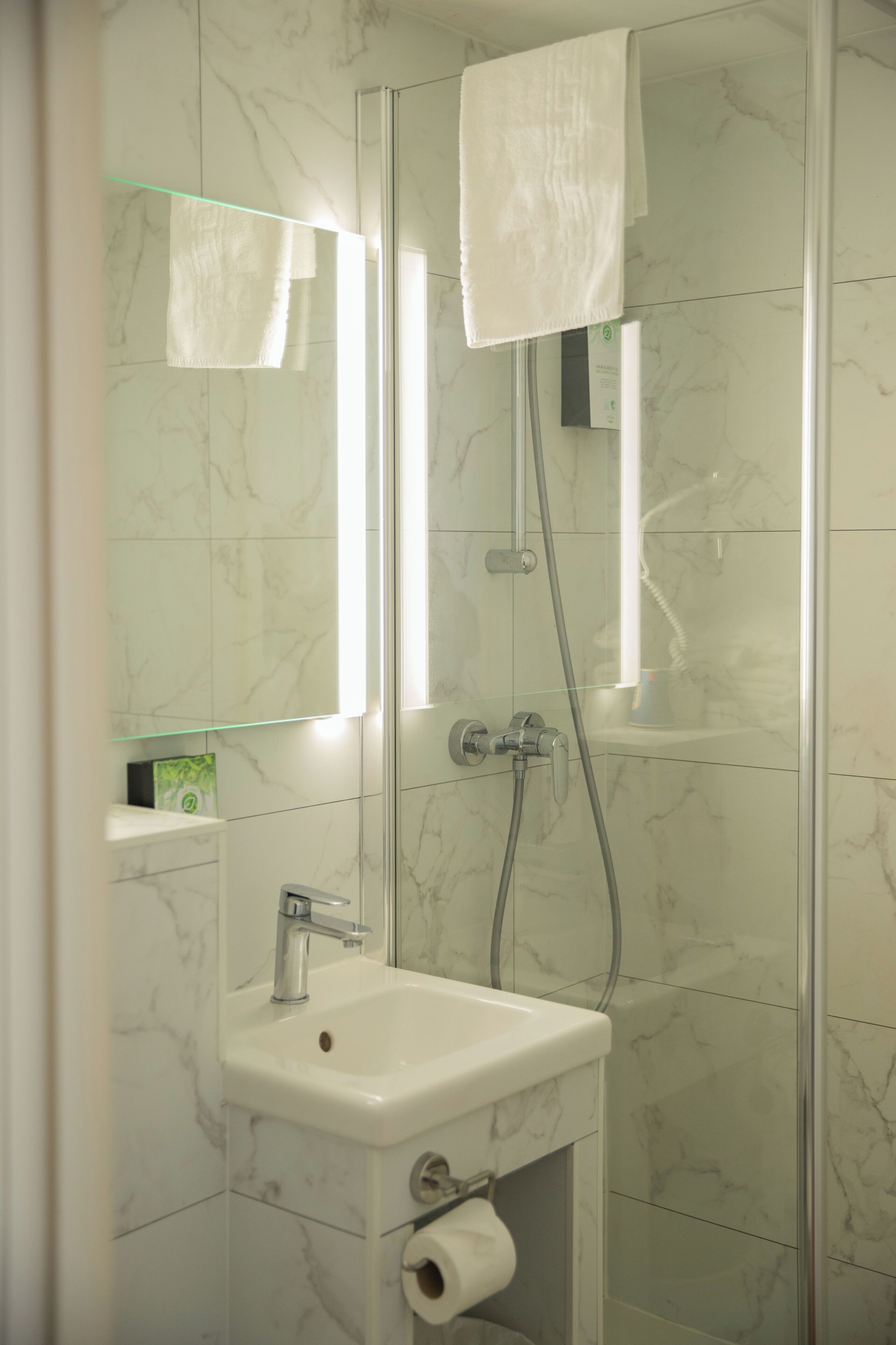 Standaard tweepersoonskamer | Badkamer | Een bad/douchecombinatie,  milieuvriendelijk toiletgerief