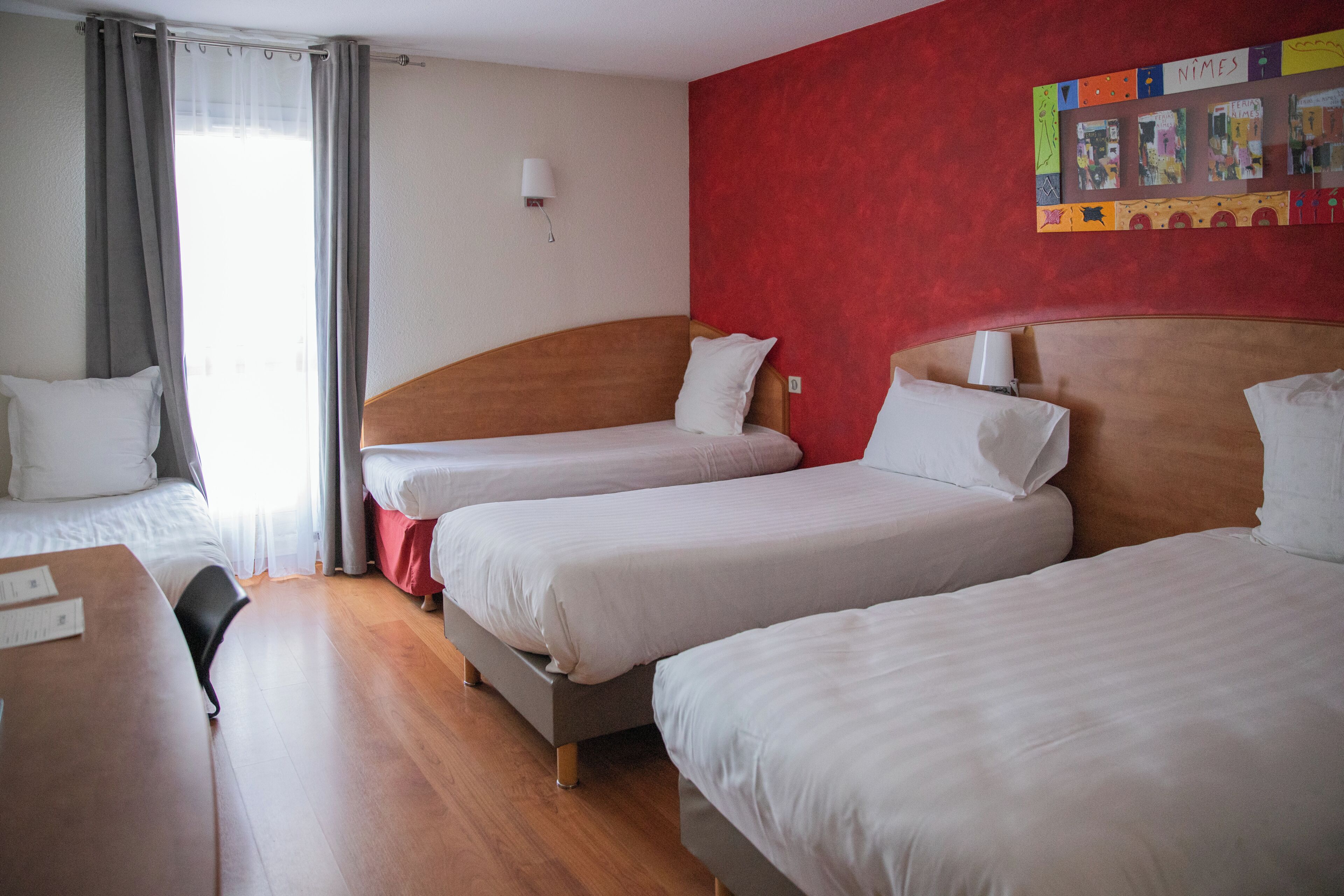 Chambre Quadruple | Literie de qualité supérieure, bureau, fer et planche à repasser