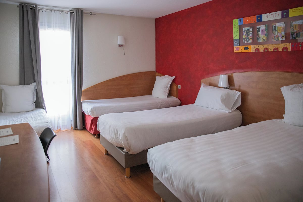 Camera quadrupla | Biancheria da letto di alta qualità, una scrivania, ferro/asse da stiro