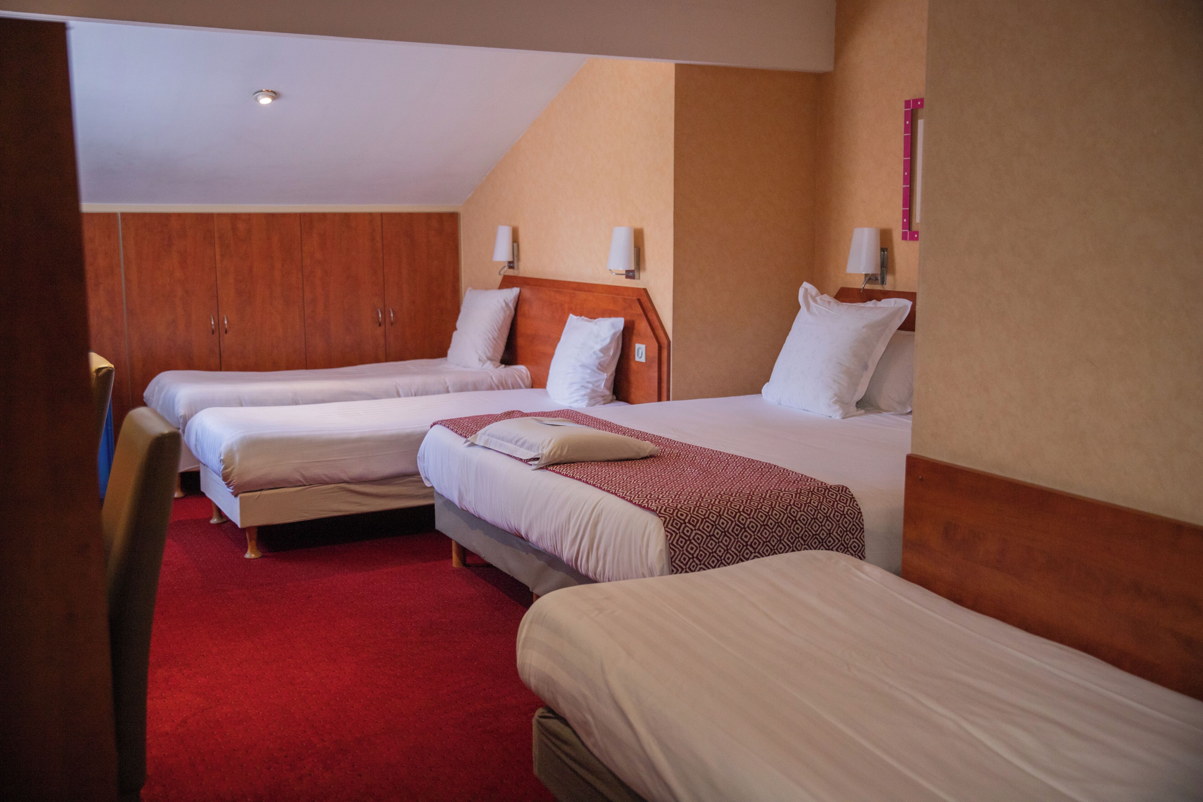 Chambre Familiale | Literie de qualité supérieure, bureau, fer et planche à repasser