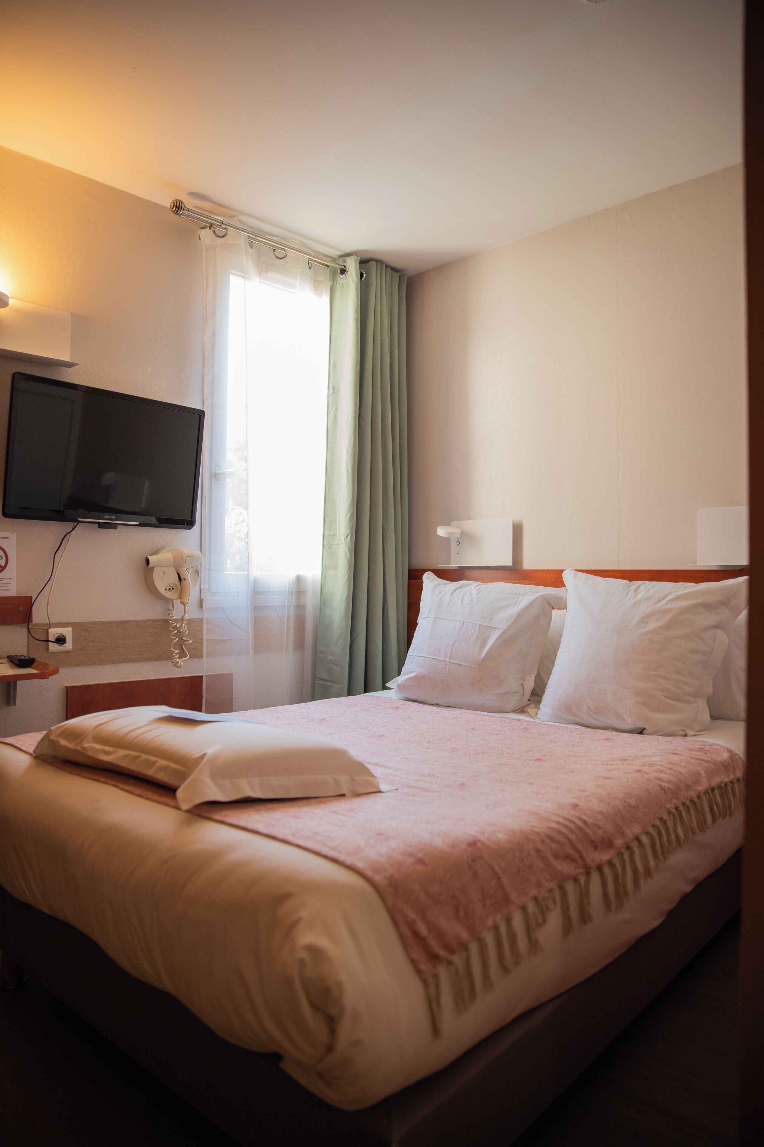 Chambre Simple | Literie de qualité supérieure, bureau, fer et planche à repasser