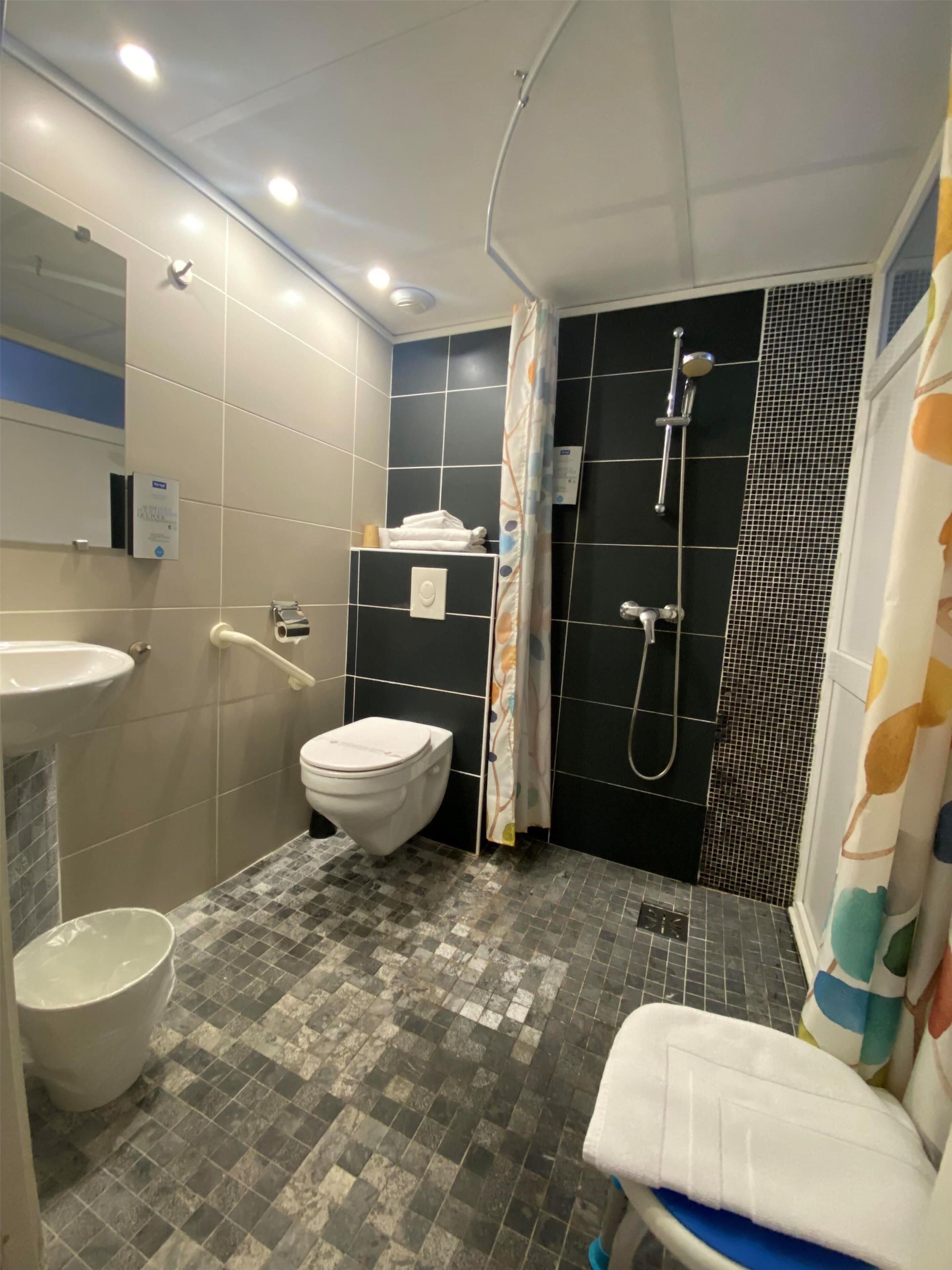 Premium bedding, desk, iron/ironing board, free cribs/infant beds