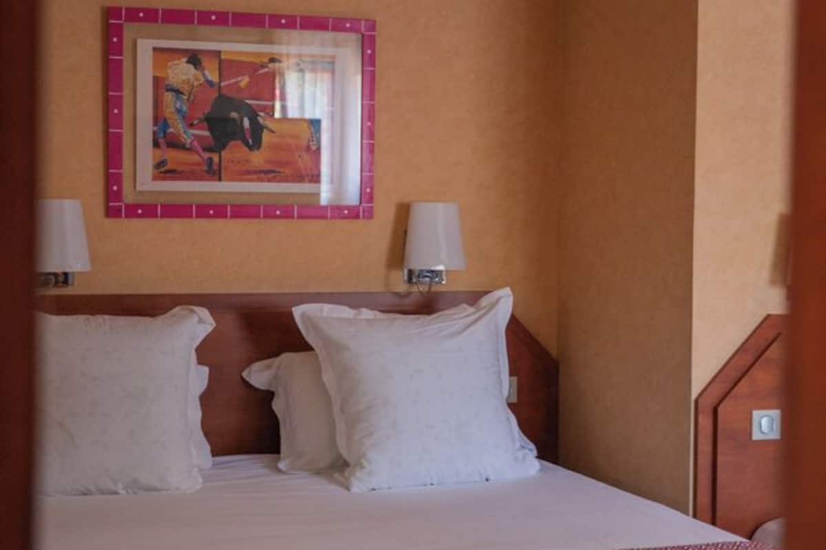 Quadruple Room | Premium bedding, desk, iron/ironing board, free cribs/infant beds