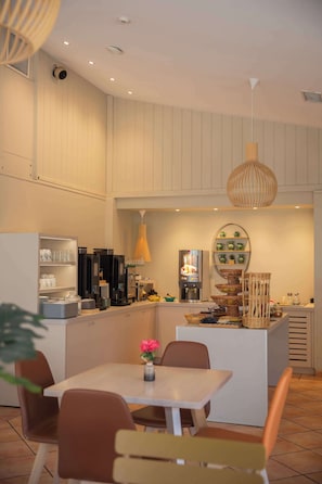 Café da manhã com buffet todos os dias (EUR 13 por pessoa) 