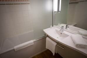 Standaard kamer, 1 tweepersoonsbed met slaapbank | Badkamer | Een bad/douchecombinatie,  milieuvriendelijk toiletgerief