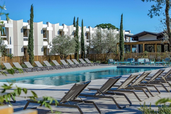 Seasonal outdoor pool, sun loungers